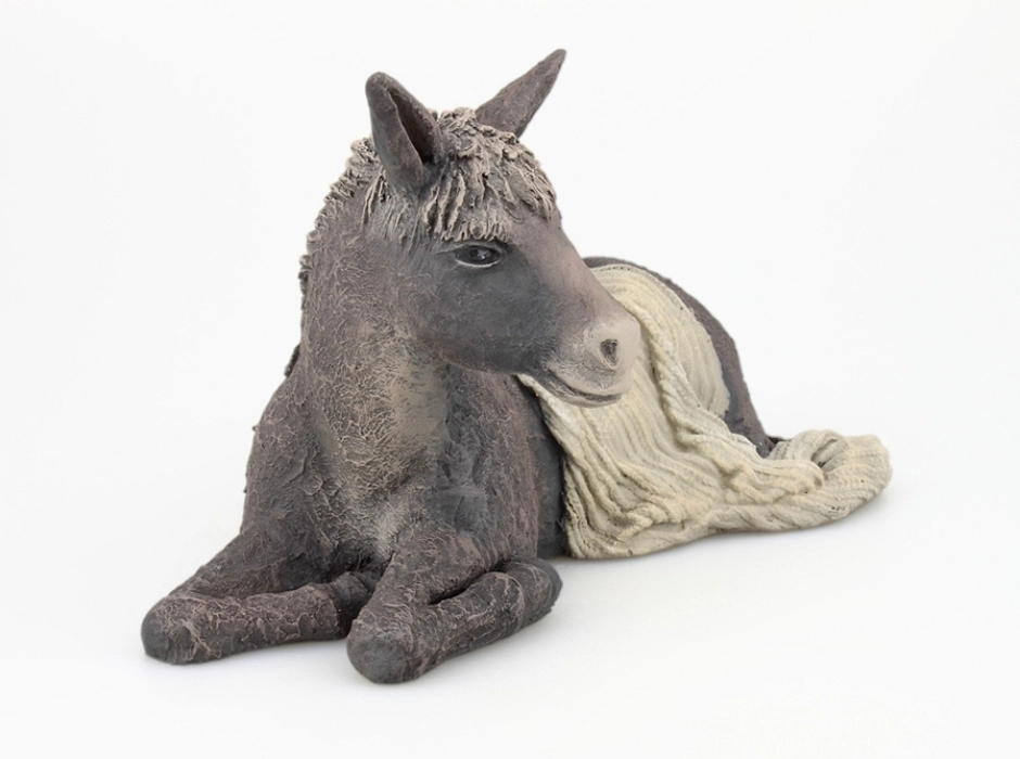 Burra tumbada con manta 17 cm.
