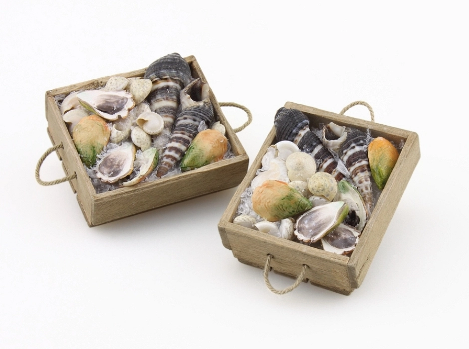 Cajón de mariscos con mejillones