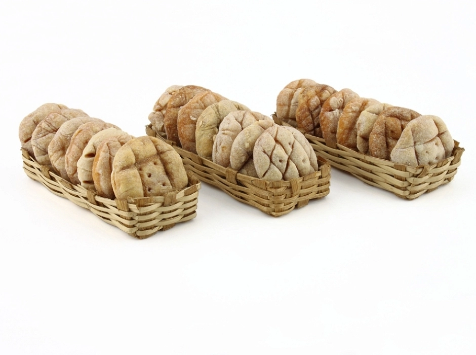 Cesta bandeja con panes horneados