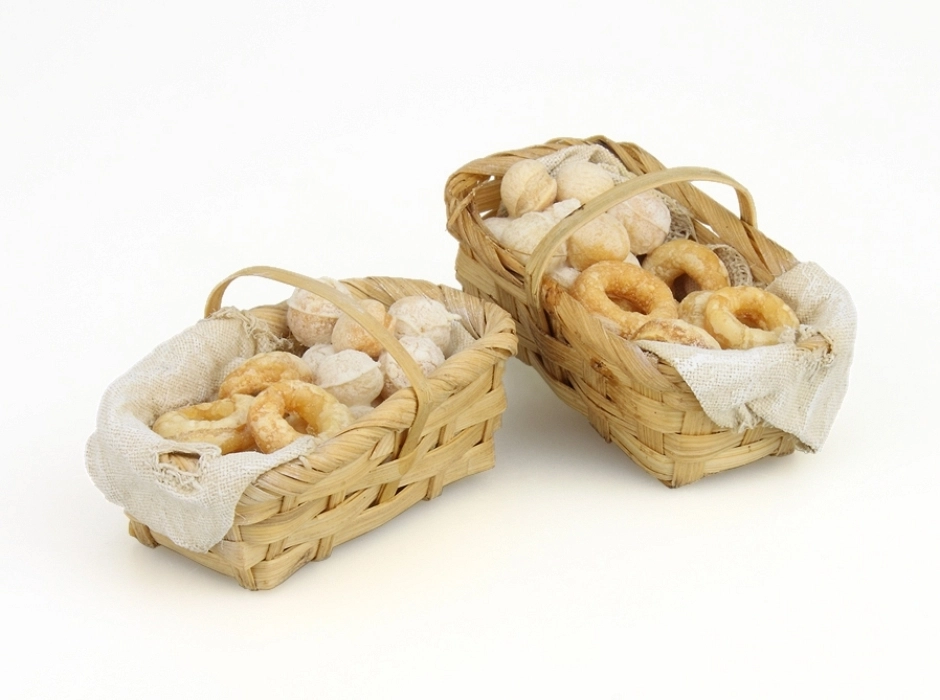 Cesta con dulces horneados