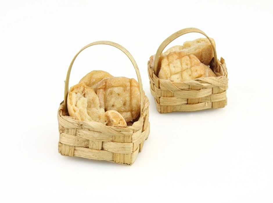 Cesta con panes horneados Cesta con panes horneados