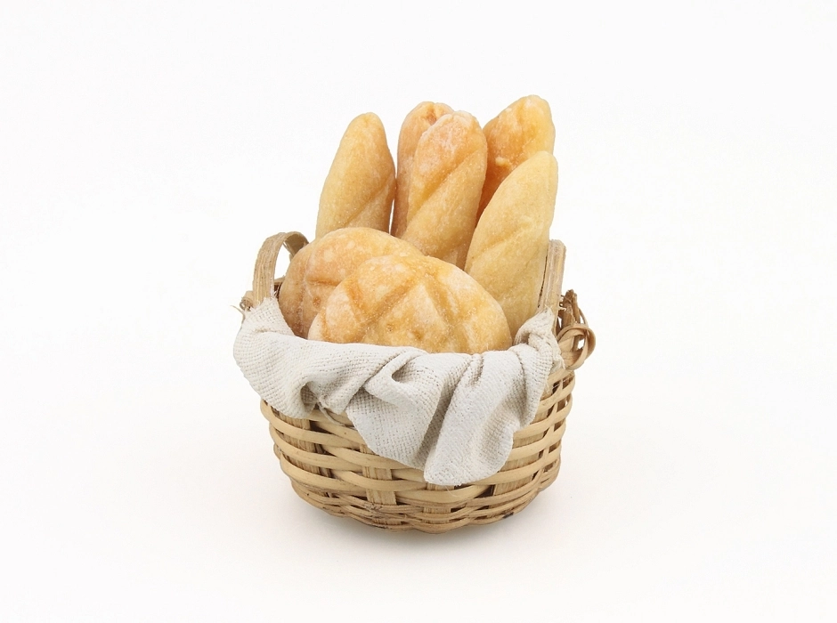 Cesta con panes horneados Cesta con panes horneados
