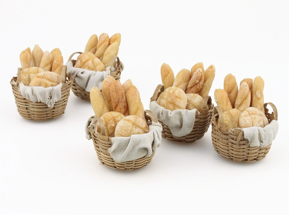 Cesta con panes horneados