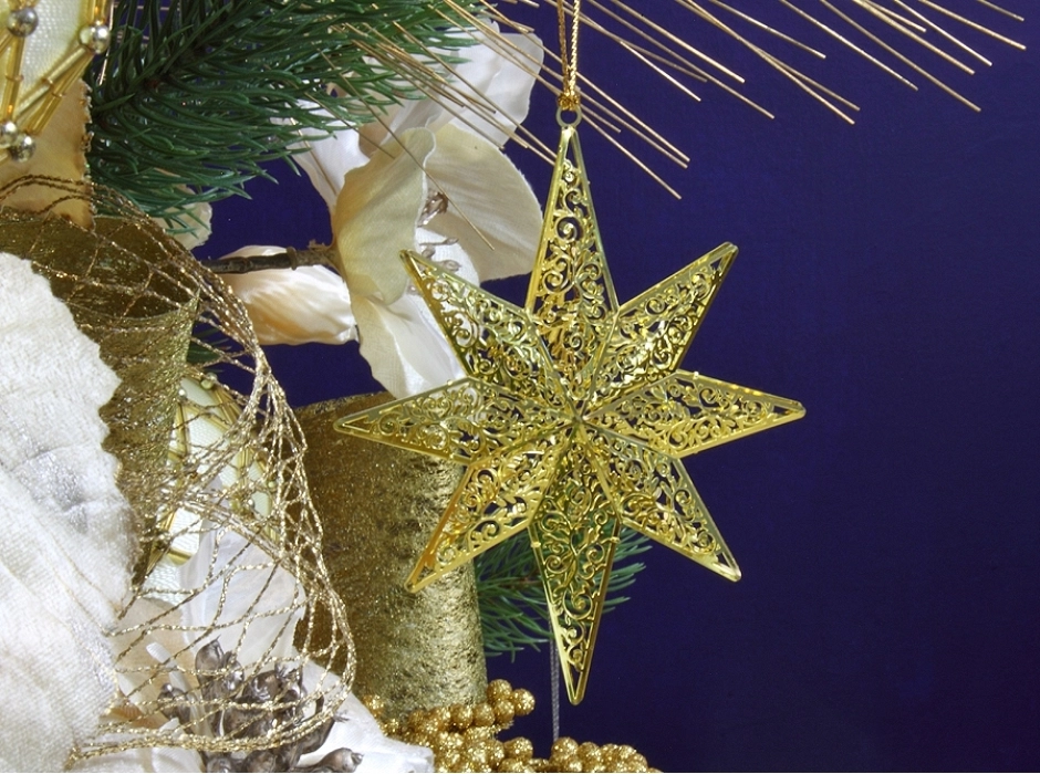Estrellas filigrana latón 10,5 cm. (Caja 4 UNI. surtidas)