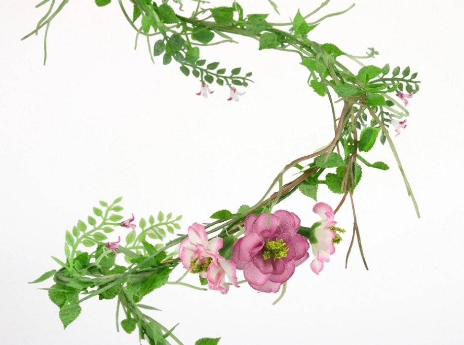 Guirnalda de zarza con flores rosas 90 cm. Guirnalda de zarza con flores rosas 90 cm.