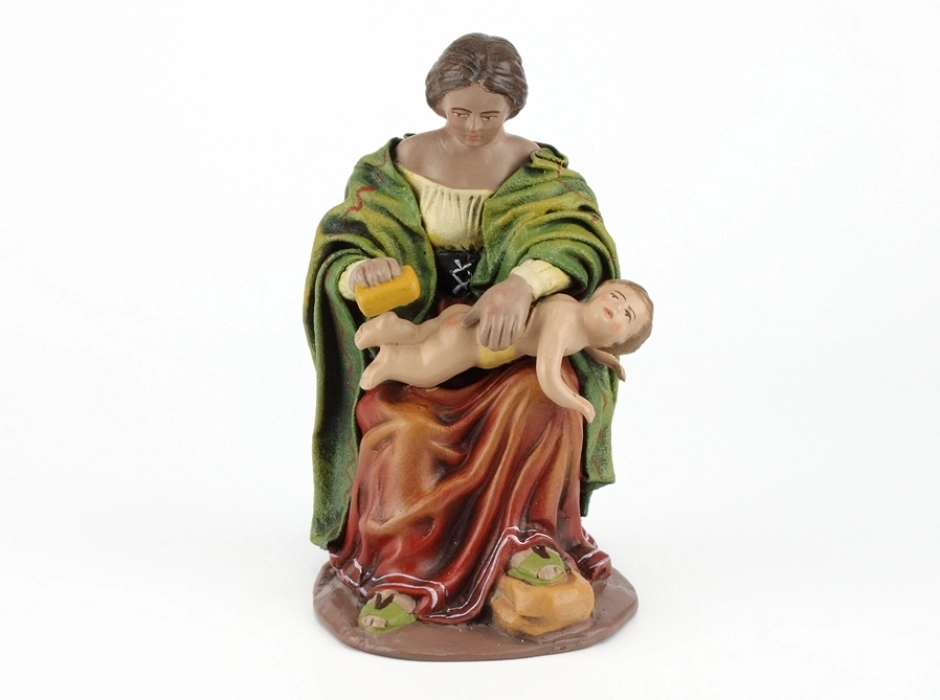 Madre lavando al niño 17 cm.