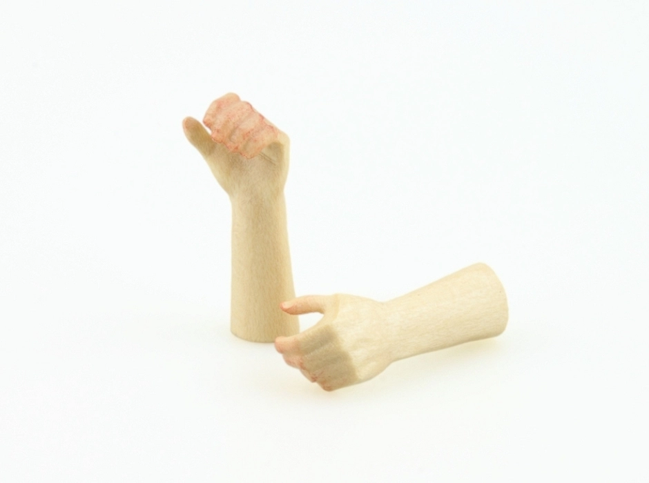 Mano izquierda cerrada 15 cm.