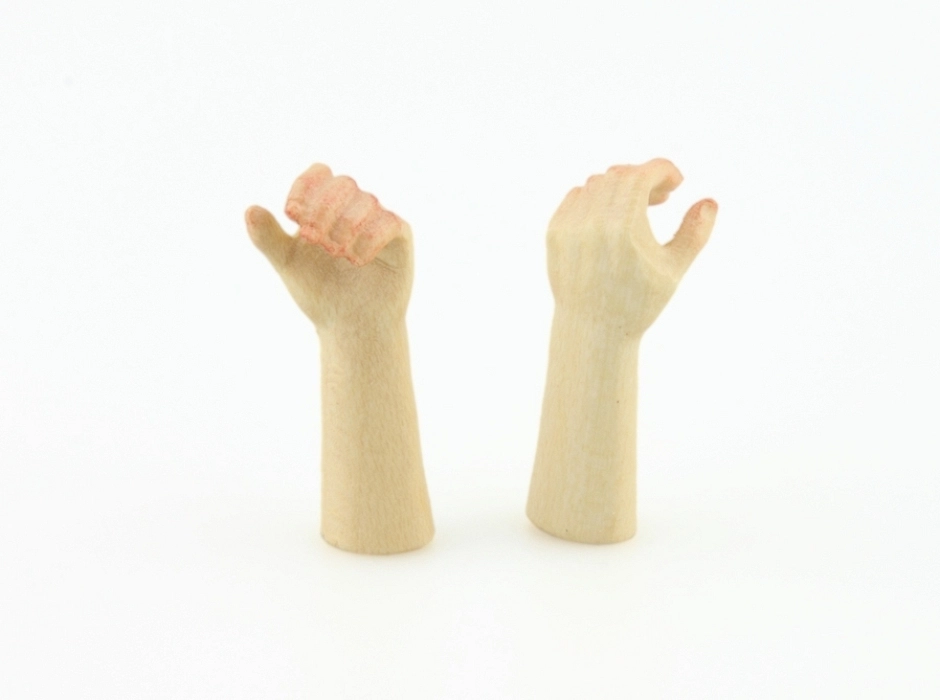Mano izquierda cerrada 15 cm.