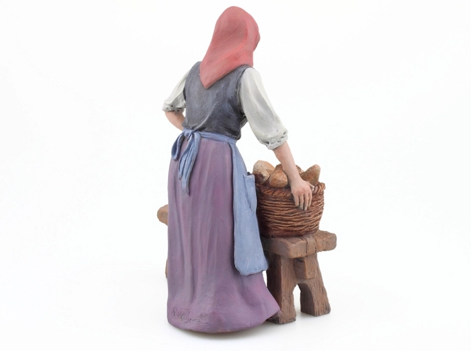 Mujer con cesta de pan en el banco 15 cm.