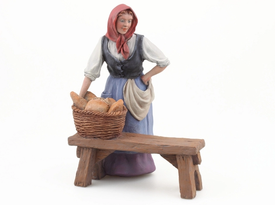Mujer con cesta de pan en el banco 15 cm. Mujer con cesta de pan en el banco 15 cm.
