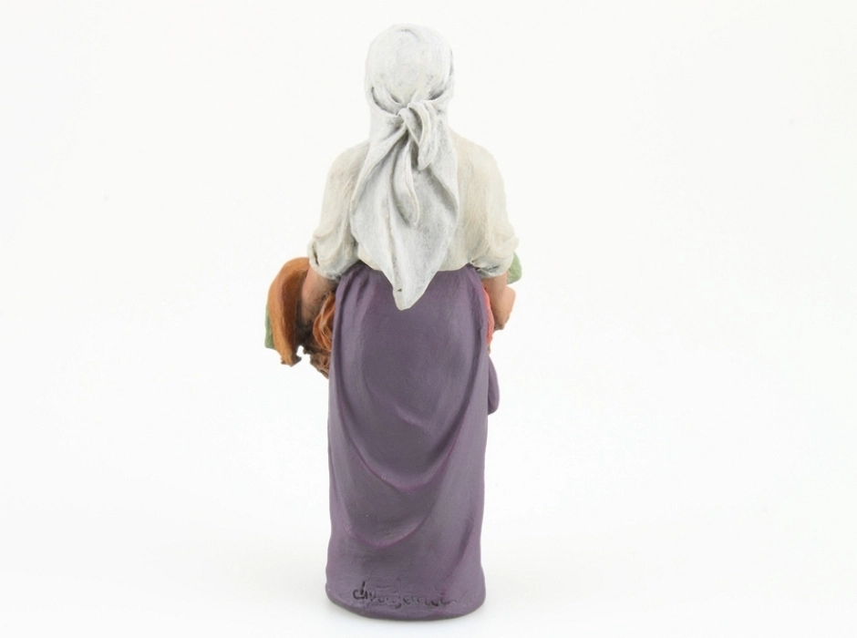Mujer con cesto de ropa 12 cm.