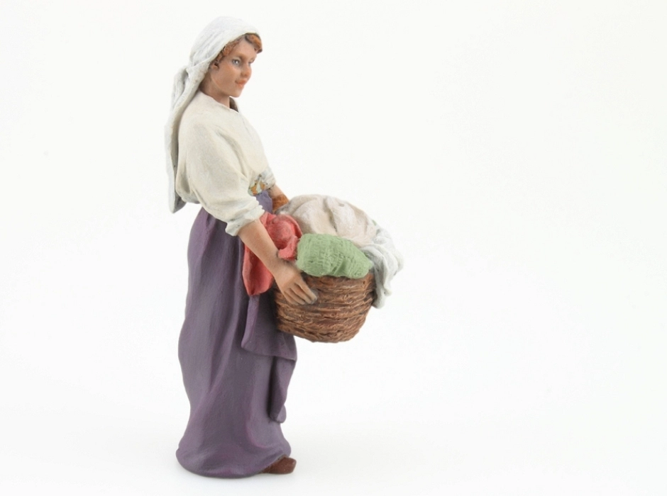 Mujer con cesto de ropa 12 cm.