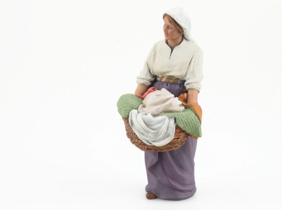 Mujer con cesto de ropa 12 cm.