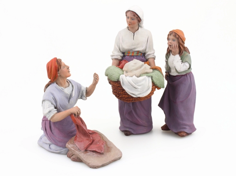 Mujer con cesto de ropa 12 cm.