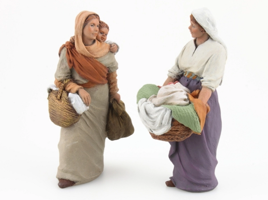 Mujer con cesto de ropa 12 cm.