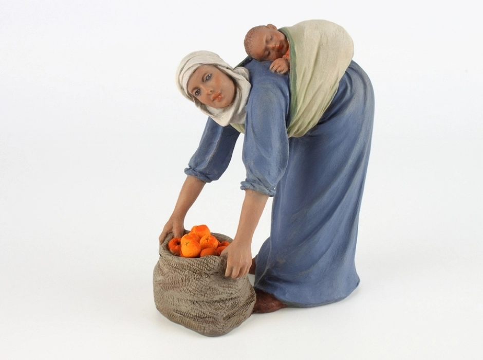 Mujer con niño y saco de naranjas 15 cm. Mujer con niño y saco de naranjas 15 cm.