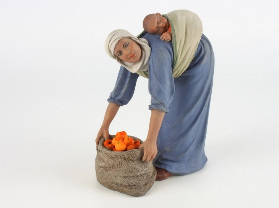 Mujer con niño y saco de naranjas 15 cm.