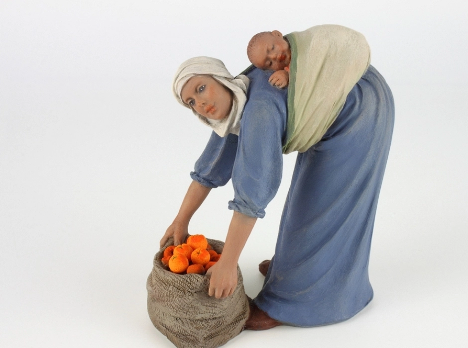 Mujer con niño y saco de naranjas 15 cm.