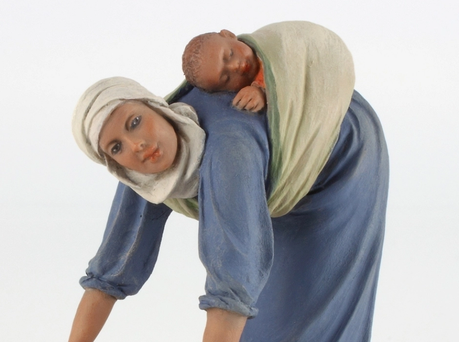 Mujer con niño y saco de naranjas 15 cm.