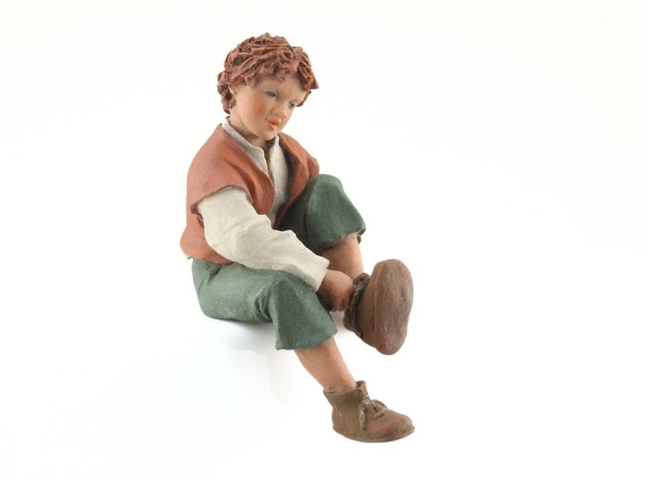 Niño atándose los cordones 15 cm.