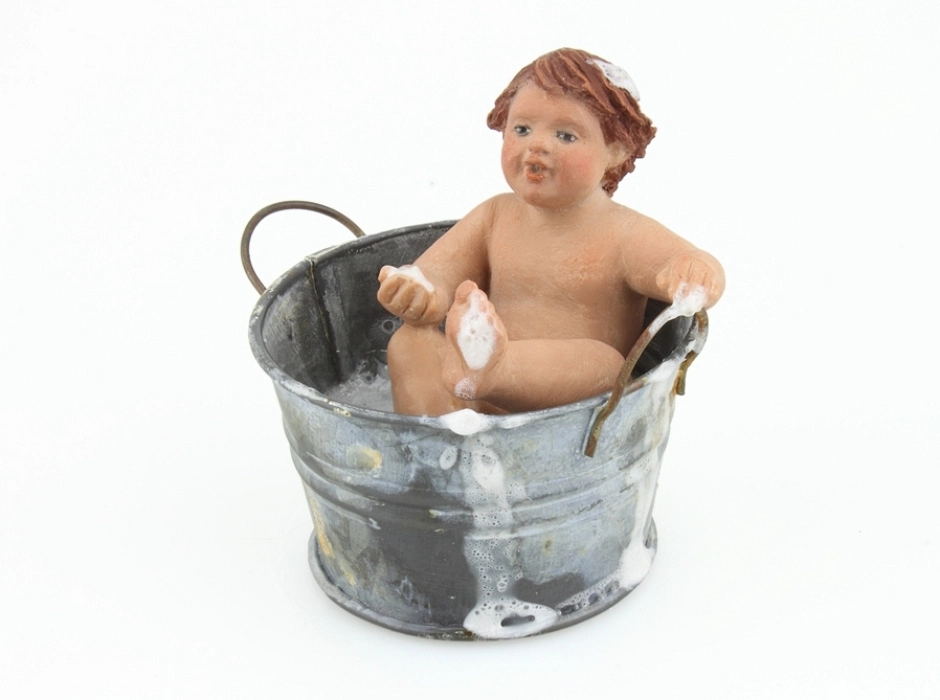 Niño bañándose 15 cm. Niño bañándose 15 cm.
