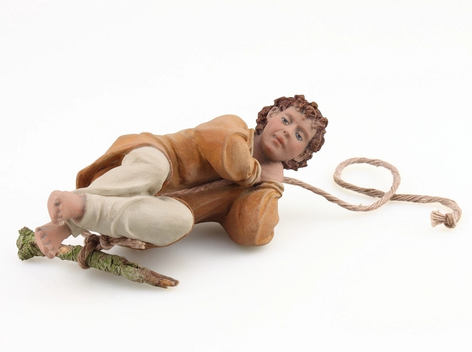 Niño columpiándose 20 cm.