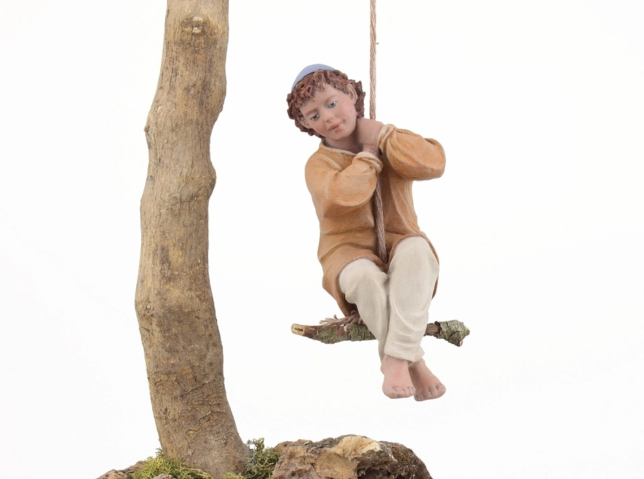 Niño columpiándose 20 cm.