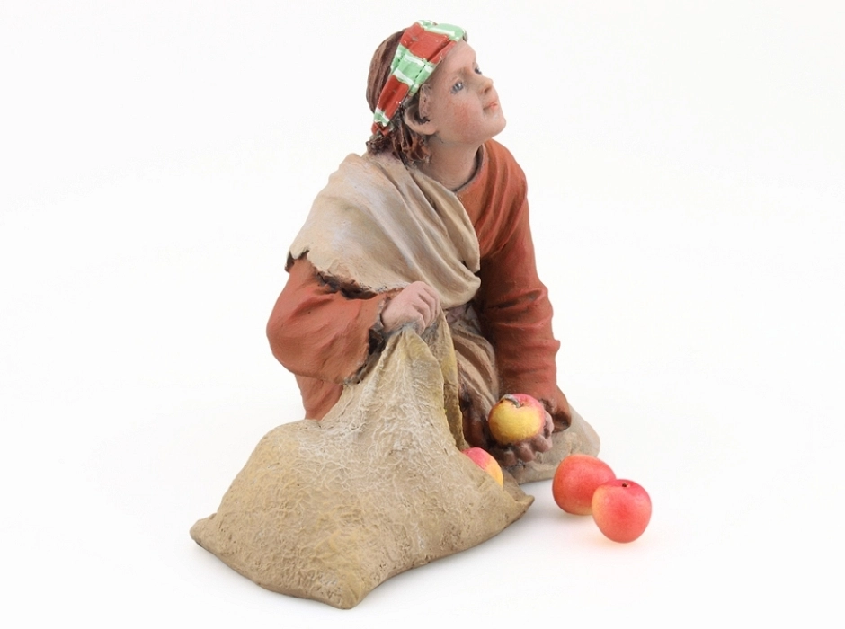 Niño con saco de manzanas 17 cm.
