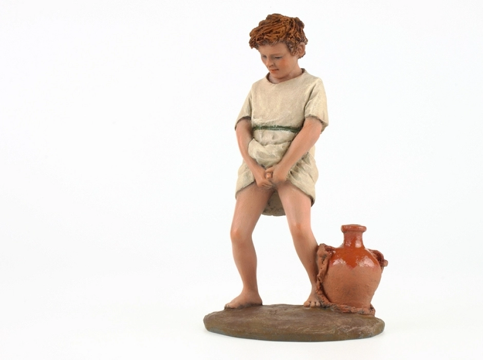 Niño haciendo pis 17 cm.