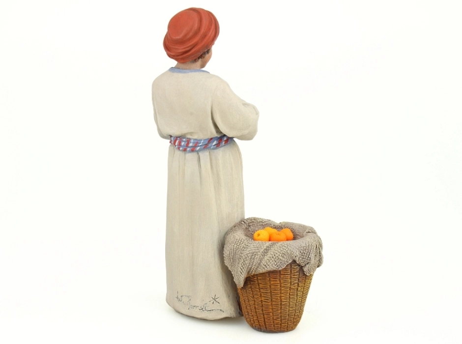 Niño pelando naranjas 17 cm.