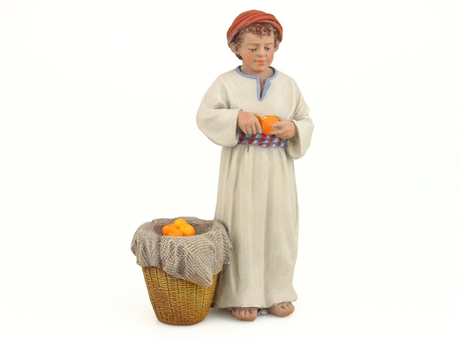 Niño pelando naranjas 17 cm. Niño pelando naranjas 17 cm.