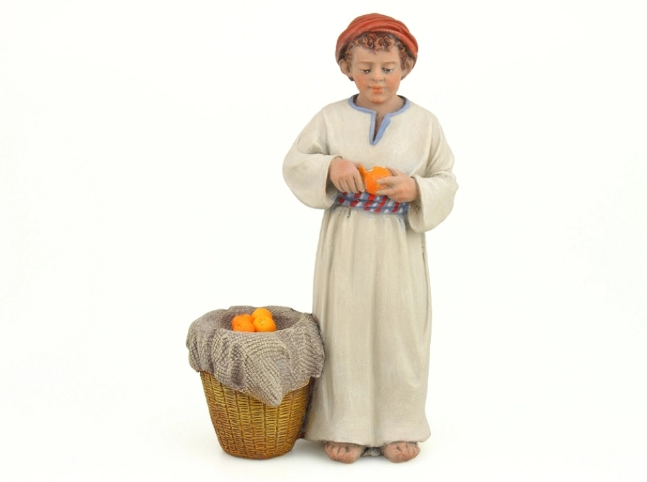 Niño pelando naranjas 17 cm.