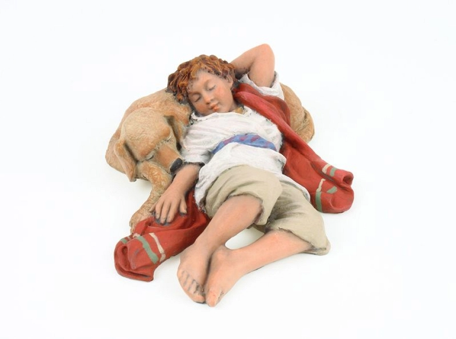 Niño recostado sobre perro 15 cm.