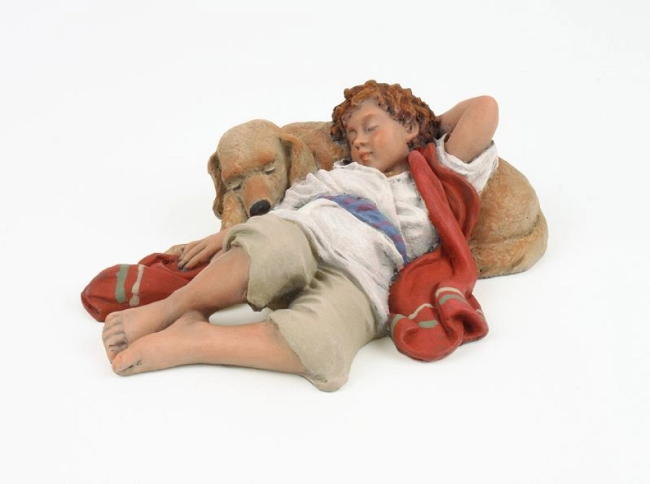 Niño recostado sobre perro 15 cm. Niño recostado sobre perro 15 cm.