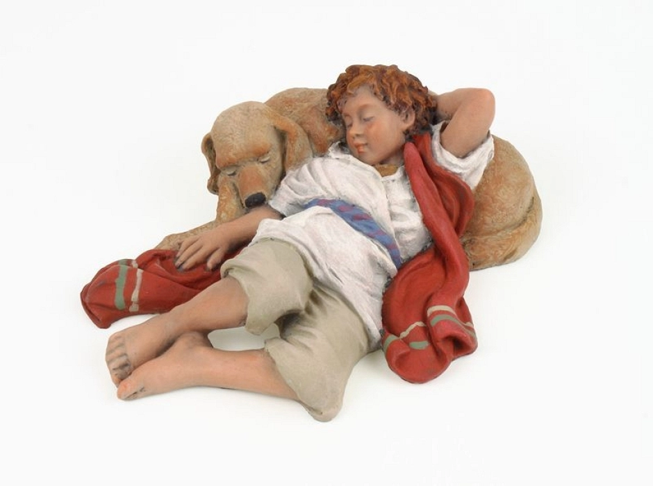 Niño recostado sobre perro 15 cm.