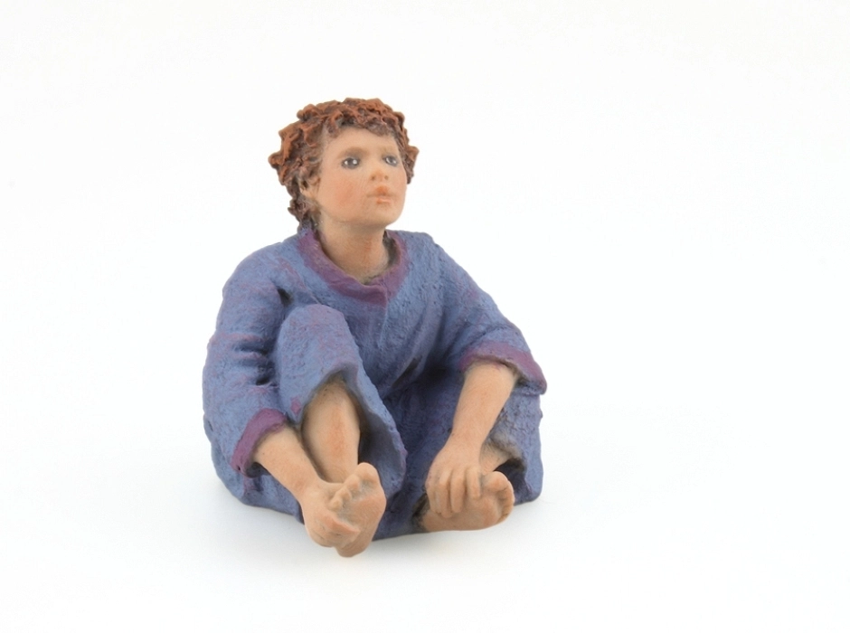 Niño tocándose los pies 12 cm.