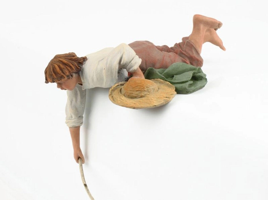 Niño tumbado con palo 15 cm. Niño tumbado con palo 15 cm.