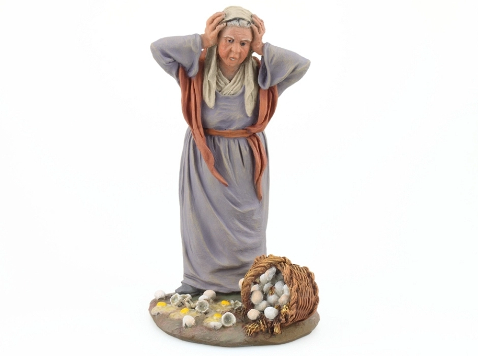 Pastora con cesta de huevos rotos 15 cm.