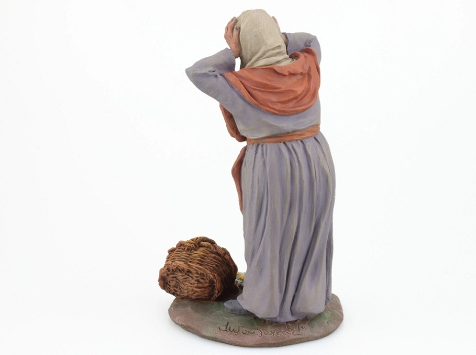 Pastora con cesta de huevos rotos 15 cm.