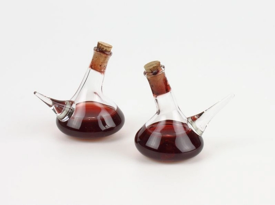 Porrón con vino tinto Porrón con vino tinto