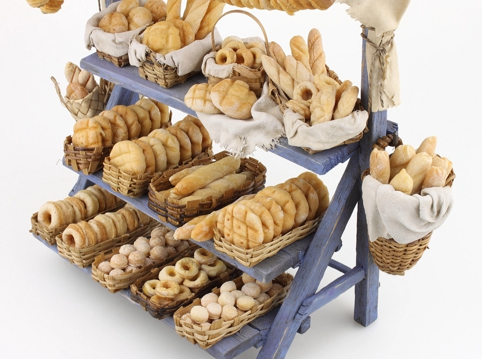 Puesto de mercado con panes horneados 24 cm.