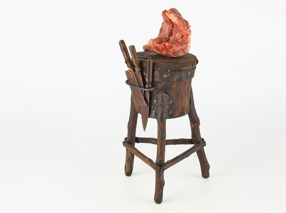 Tajo de carnicero con carne de cera 18 cm.