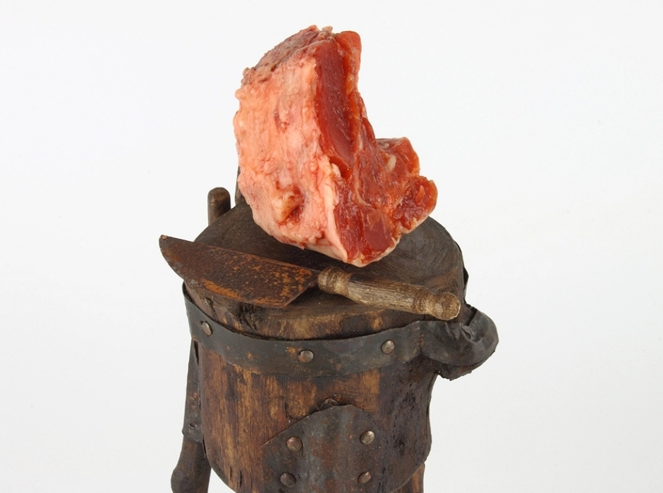 Tajo de carnicero con carne de cera 18 cm.