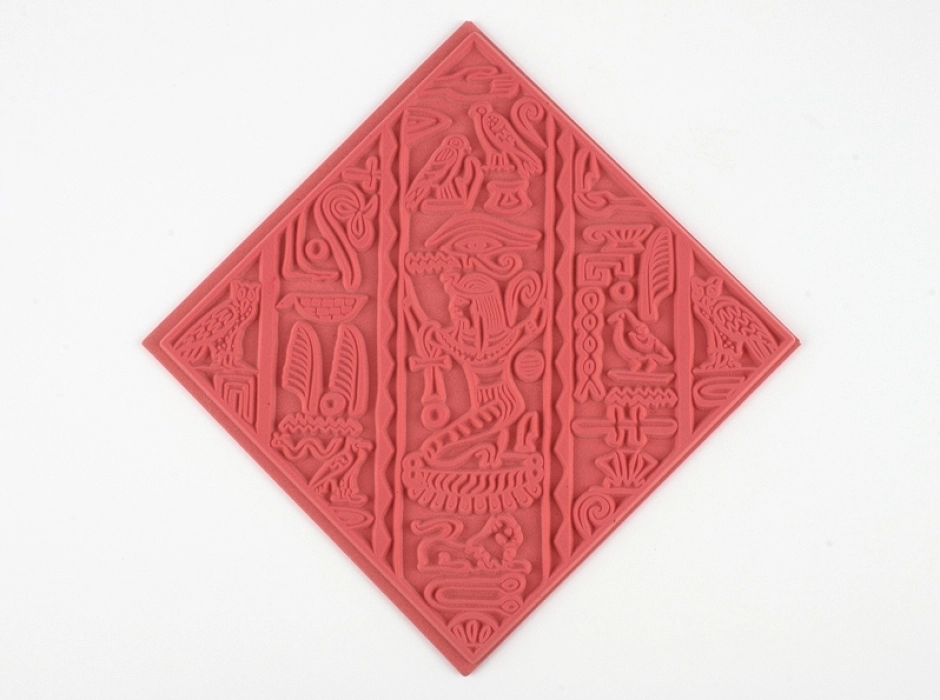 Tapete con relieve de jeroglíficos egipcios