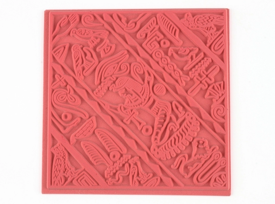 Tapete con relieve de jeroglíficos egipcios