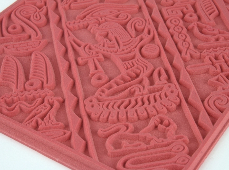 Tapete con relieve de jeroglíficos egipcios