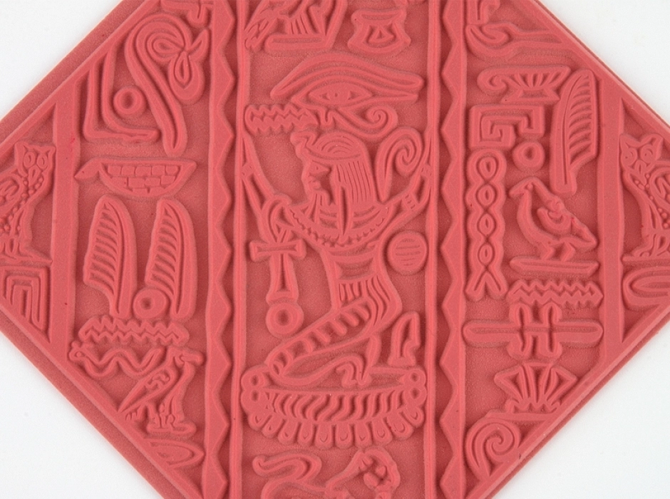 Tapete con relieve de jeroglíficos egipcios