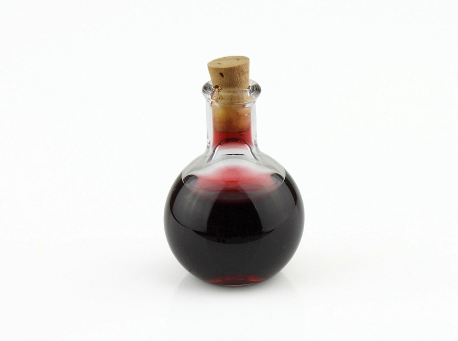 Vasijas con vino tinto