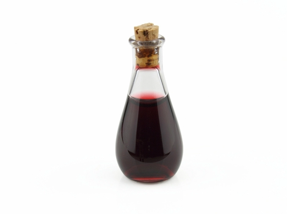 Vasijas con vino tinto