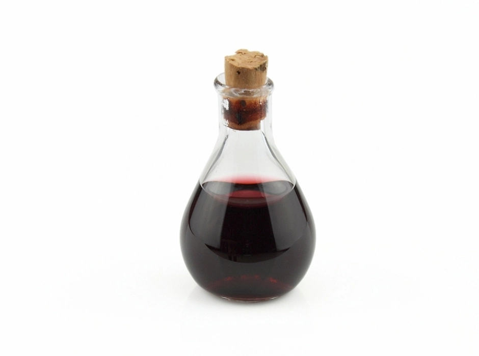 Vasijas con vino tinto